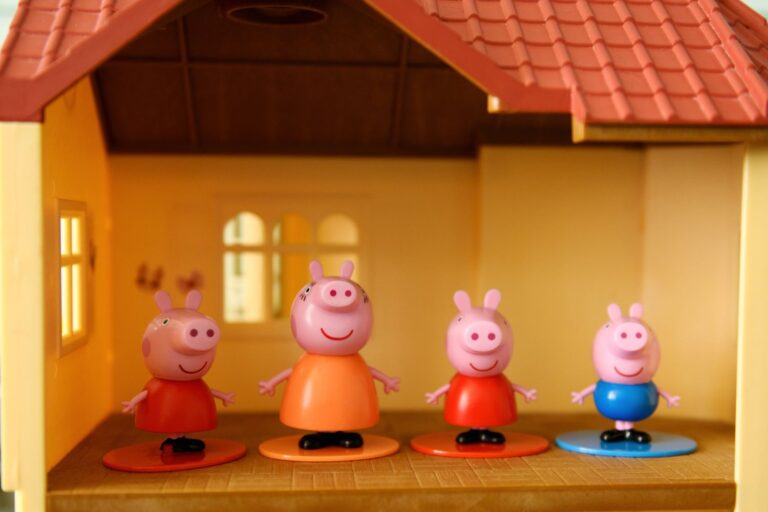 Un enfant de 5 ans envoie Peppa Pig en vacances avec son grand-père