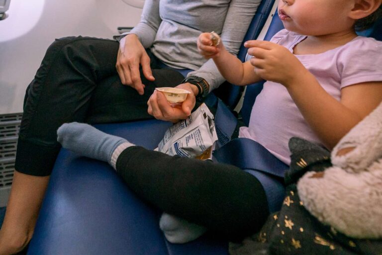 Les parents devraient-ils ramasser après leurs enfants dans les lieux publics ?