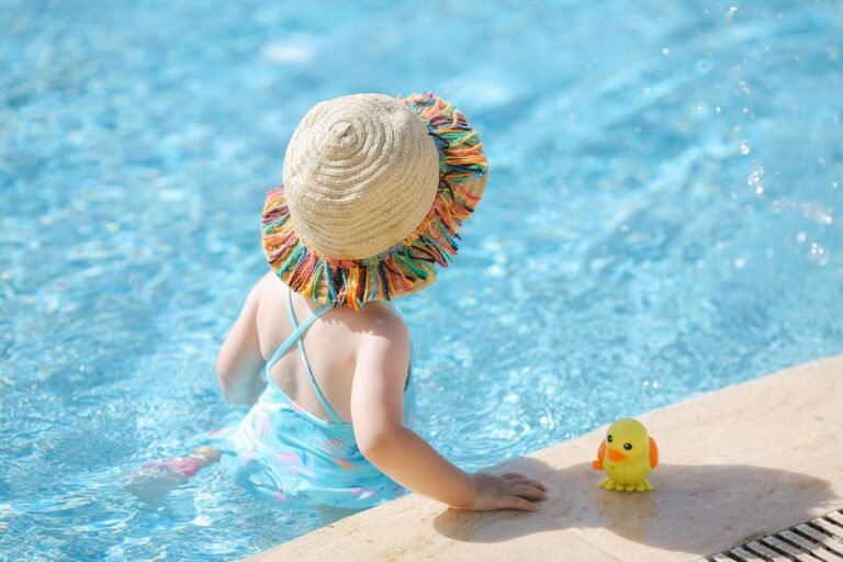 Pourquoi les enfants ne devraient pas porter de maillots de bain bleus dans l&rsquo;eau