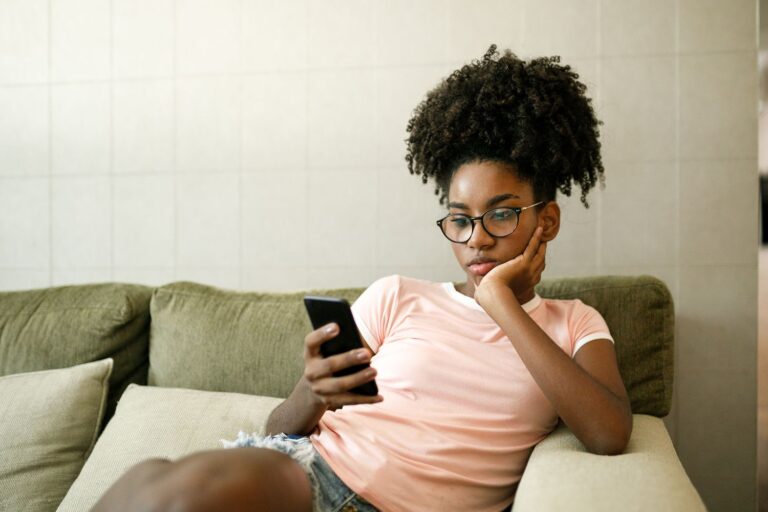 Comment les algorithmes des médias sociaux blessent les filles noires