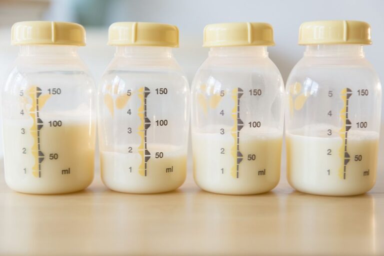 Oui, le lait maternel bleu peut arriver et voici comment