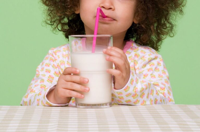 Quelle quantité de lait un tout-petit devrait-il boire ?