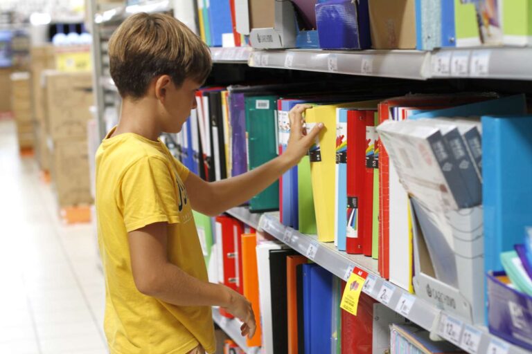 À quelle heure est-il trop tôt pour les fournitures scolaires dans les magasins ?