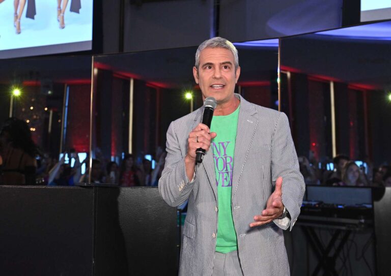 Andy Cohen se demande s&rsquo;il doit se baigner avec sa fille