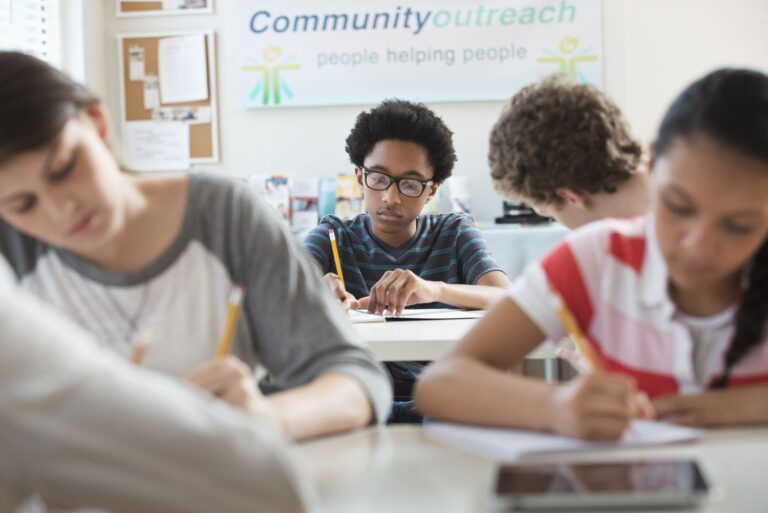 Les scores des élèves aux tests de lecture et de mathématiques plongent depuis 2020
