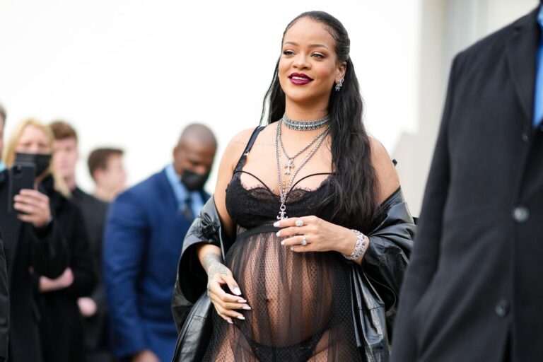 Les ventres de femme enceinte nus tendance parmi les célébrités