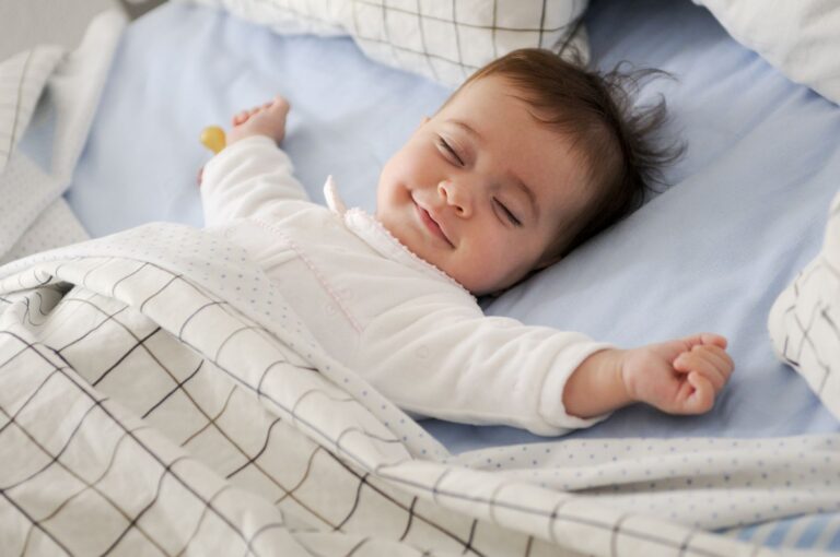 Pourquoi les bébés sourient-ils pendant leur sommeil ?