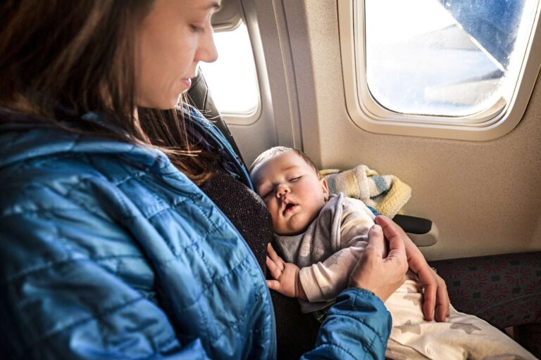 Une compagnie aérienne dit à une mère célibataire qu&rsquo;elle ne peut pas voler seule avec des bébés