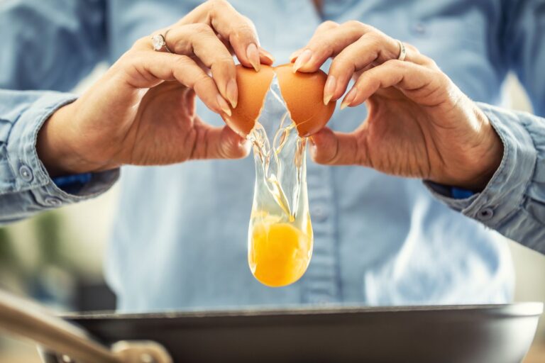 Egg Crack Challenge : la tendance TikTok, expliquée