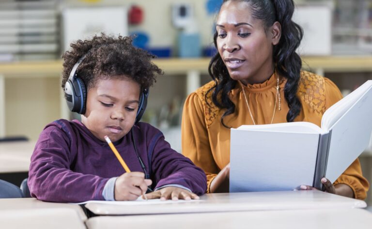 Réduire le stress de la rentrée scolaire pour les familles neurodiverses