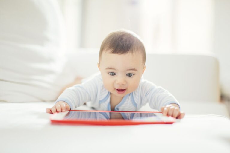 Une nouvelle étude met en lumière les méfaits du temps passé devant un écran pendant la petite enfance