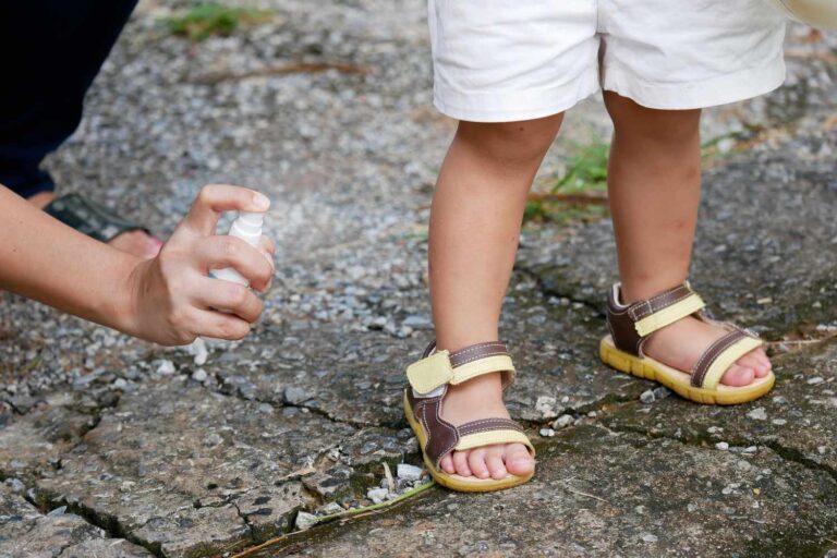 Comment et quand utiliser en toute sécurité un anti-insectes sur votre bébé