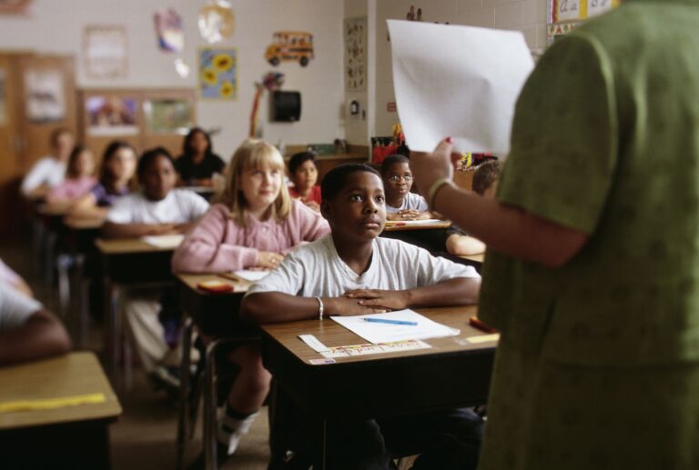 Parents et experts se prononcent sur la semaine scolaire de quatre jours