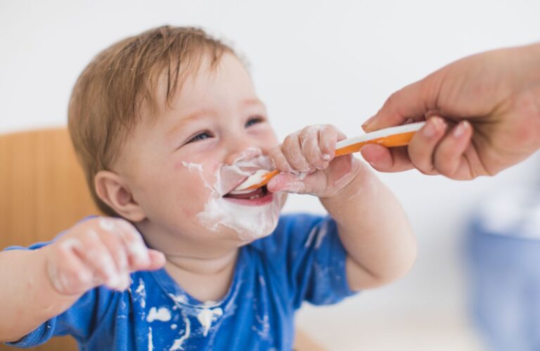 Quand les bébés peuvent-ils manger du yaourt ?