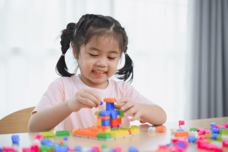 Tan France s&rsquo;associe à LEGO pour redéfinir les priorités du temps de jeu