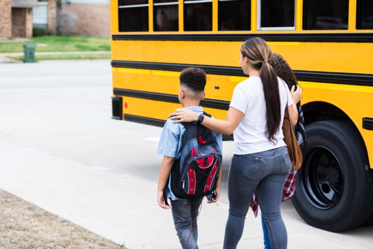 De vraies mamans placent leur influenceur directement dans la mode du ramassage scolaire