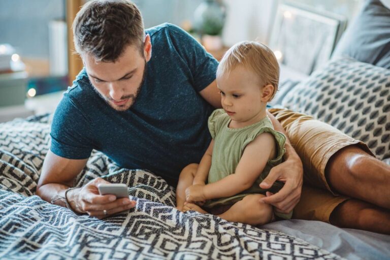 Les habitudes téléphoniques des parents peuvent-elles affecter le développement du langage ?