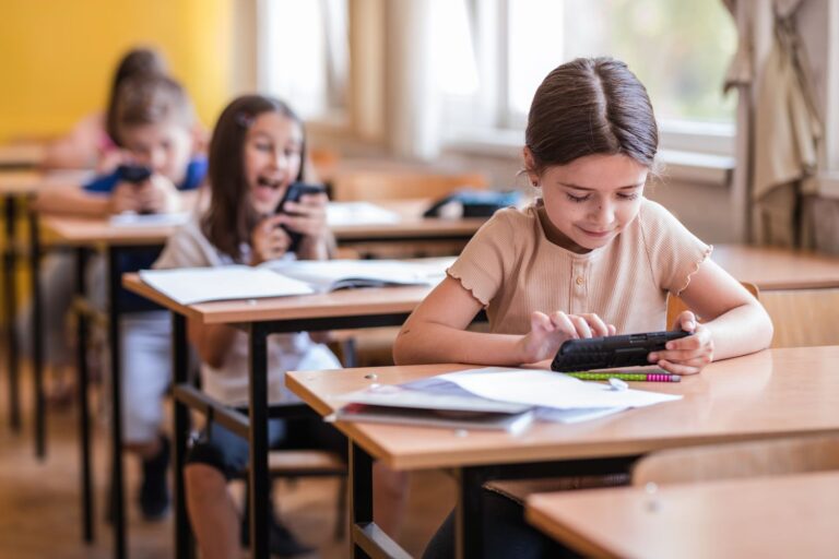 Pourquoi la plupart des parents ne veulent pas que les téléphones portables soient interdits dans les écoles