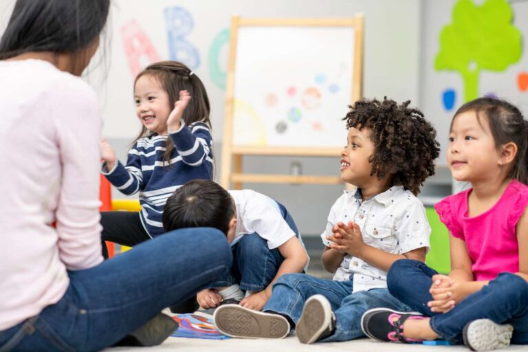L’administration Biden souligne les besoins de financement des services de garde d’enfants