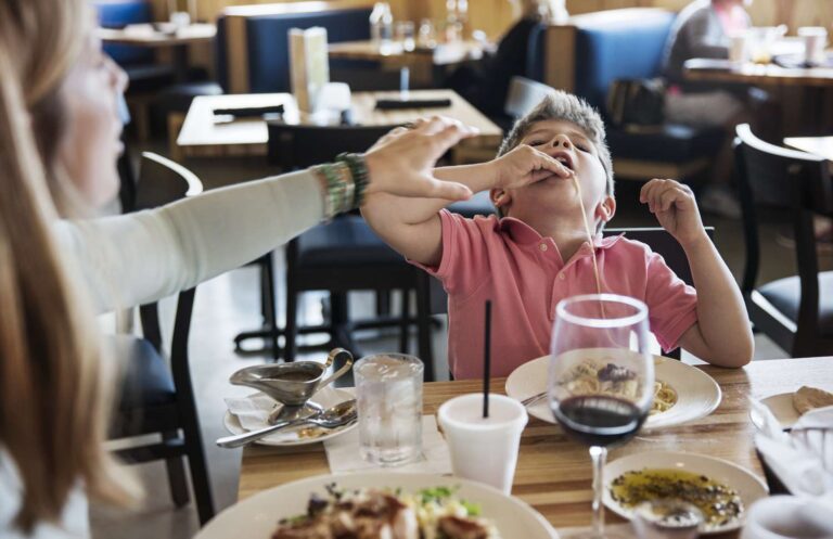 Un restaurant facture un supplément pour une mauvaise parentalité