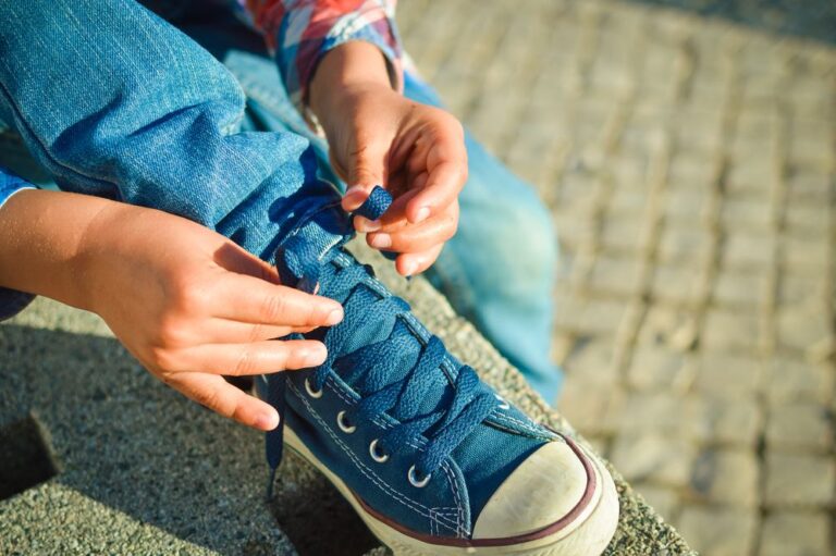 Comment attacher les chaussures des enfants : 4 astuces à connaître