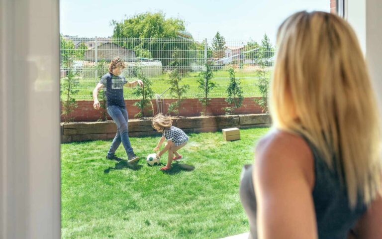 Les doubles standards entre mamans et papas dans une seule vidéo