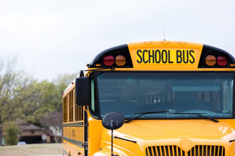 Bus scolaires électriques : tout sur le programme de Biden