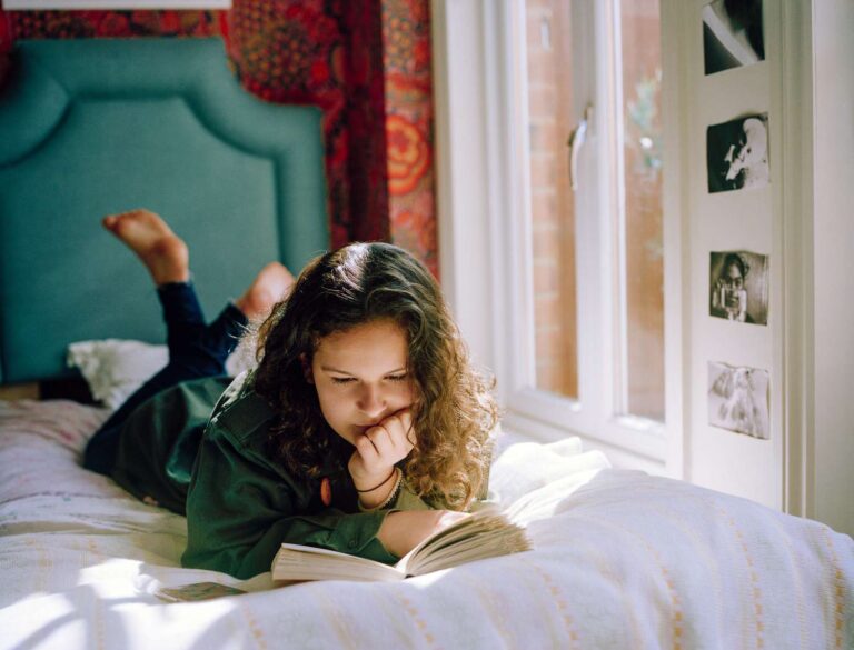 Classe d’âge pour les livres de Colleen Hoover : les adolescents peuvent-ils les lire ?