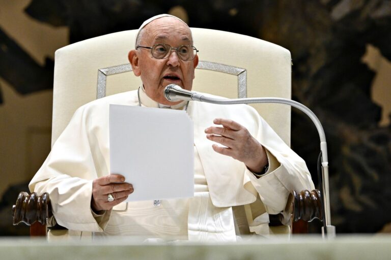 Le pape François qualifie la maternité de substitution de « déplorable » et appelle à son interdiction