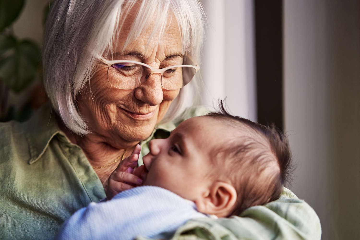 Les visites hebdomadaires avec grand-mère sont-elles suffisantes pour créer des liens ?