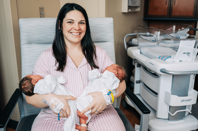 Maman donne naissance à deux bébés nés de deux utérus séparés
