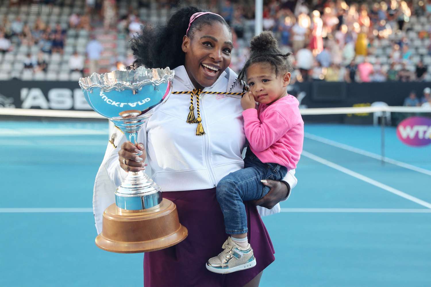 Serena Williams vient de porter le porte-bébé Colugo