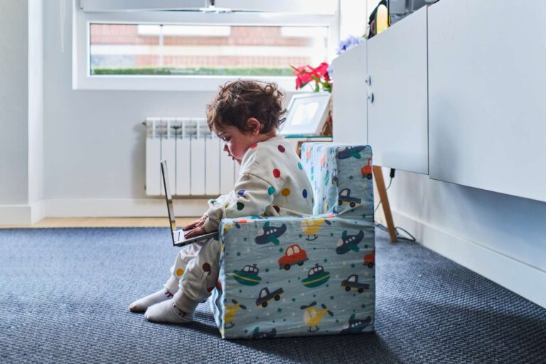 Une maman dénonce un jouet qui favorise la culture du bureau chez les bébés