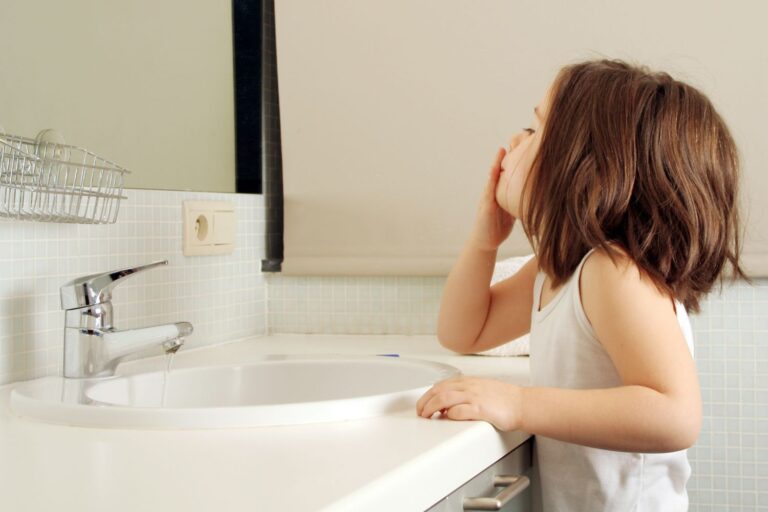 Qu’est-ce que le défi des mauvais mots dans la salle de bains ?