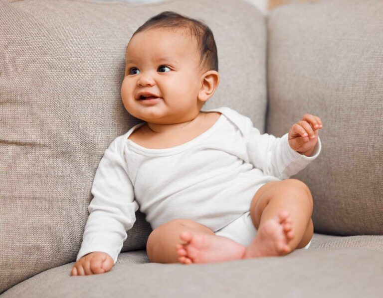 TikTok montre une maman utilisant du Velcro pour coller bébé sur le canapé