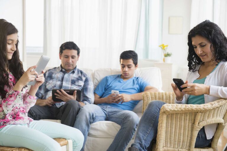 Les adolescents et les adultes admettent qu'ils passent trop de temps en ligne
