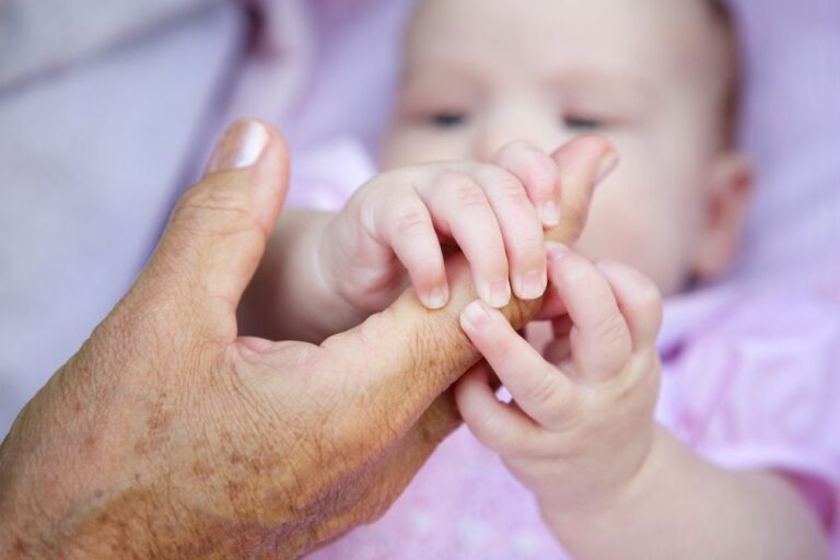 Les croyances dépassées des grands-parents peuvent présenter un risque pour les enfants