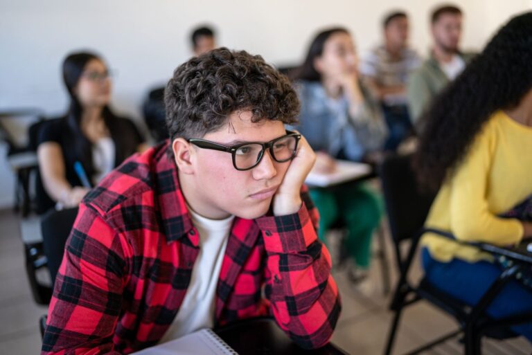 Qu'est-ce que « Mewing » et pourquoi envahit-il les salles de classe ?