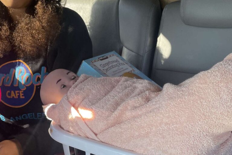 Une version moderne du projet d'éducation sexuelle « Flour Baby » pour les enfants