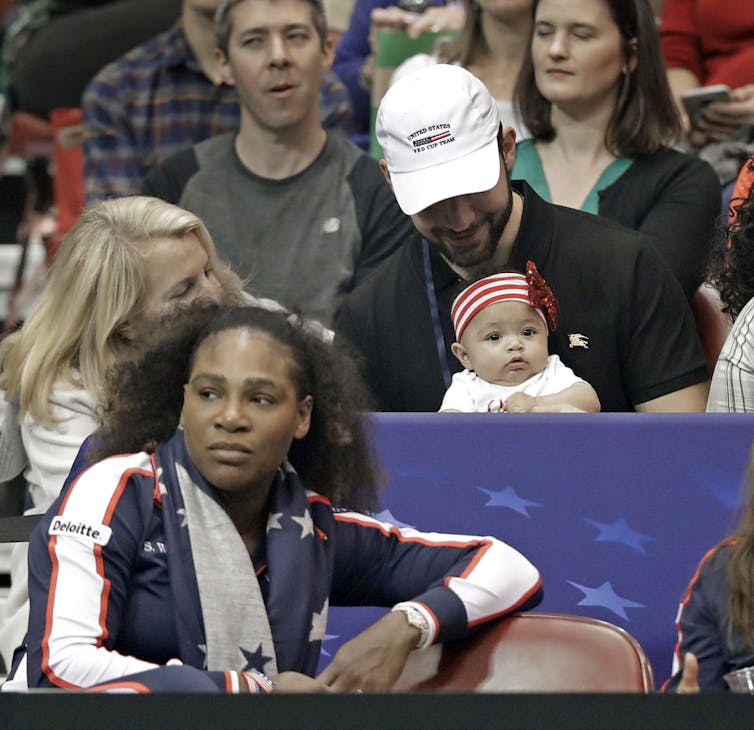 Une joueuse de tennis avec son mari et son bébé.