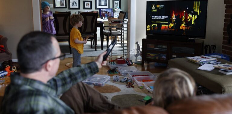 Comment les parents peuvent-ils présenter en toute sécurité à leurs enfants l’actualité et l’actualité ?