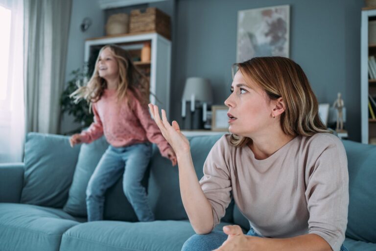 Devez-vous critiquer les compétences parentales d’un ami ?