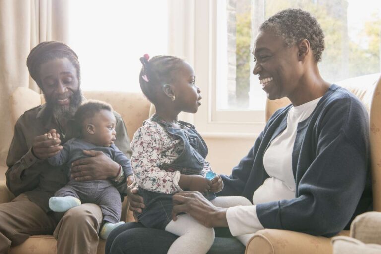 Grands-parents maternels et paternels : comment les relations entre les enfants varient