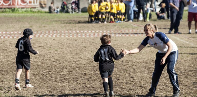 La plupart des enfants sont entraînés uniquement par des hommes dans le sport junior – les femmes doivent également faire partie du tableau.