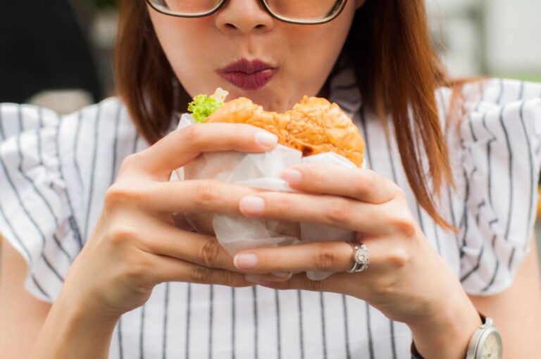 Un produit chimique présent dans la restauration rapide peut être nocif pendant la grossesse