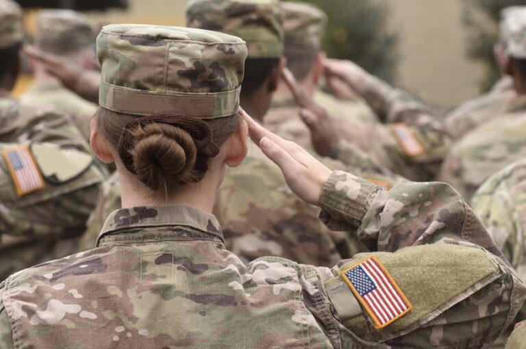 Une étude révèle un risque plus élevé d'insuffisance pondérale à la naissance chez les bébés nés de femmes militaires en service actif