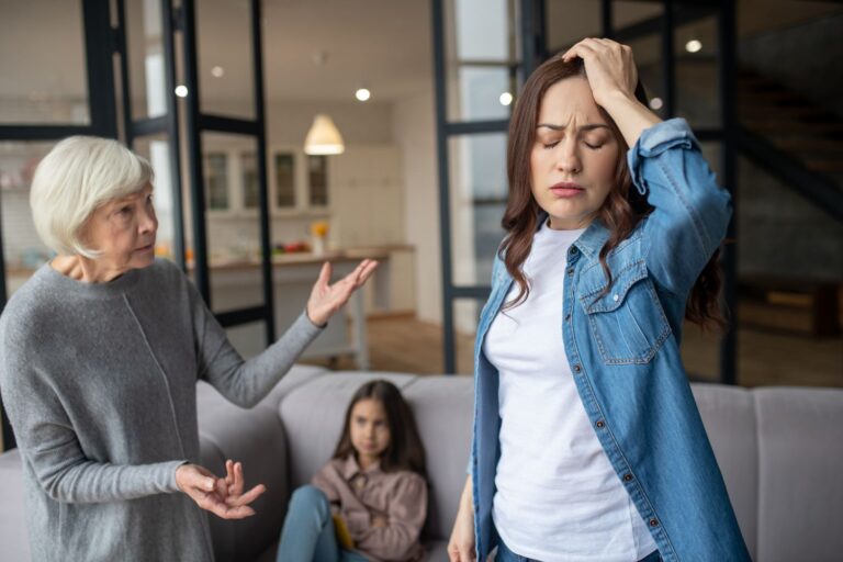 Une maman de Reddit coupe la parole à sa belle-mère après d'horribles commentaires