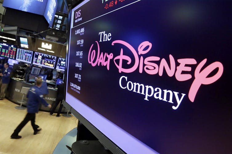 Un logo de Walt Disney Company affiché sur un grand écran à l'intérieur d'un bâtiment