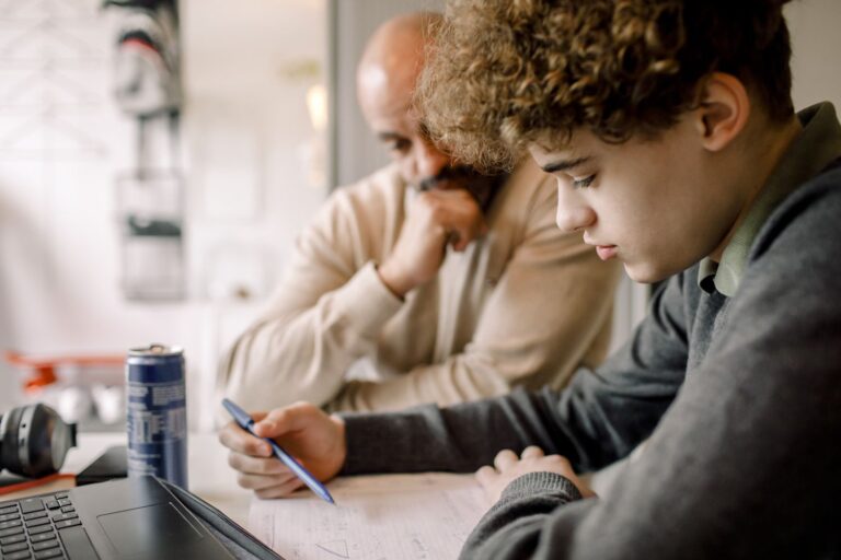 Comment une parentalité autoritaire peut entraver la réussite d'un enfant