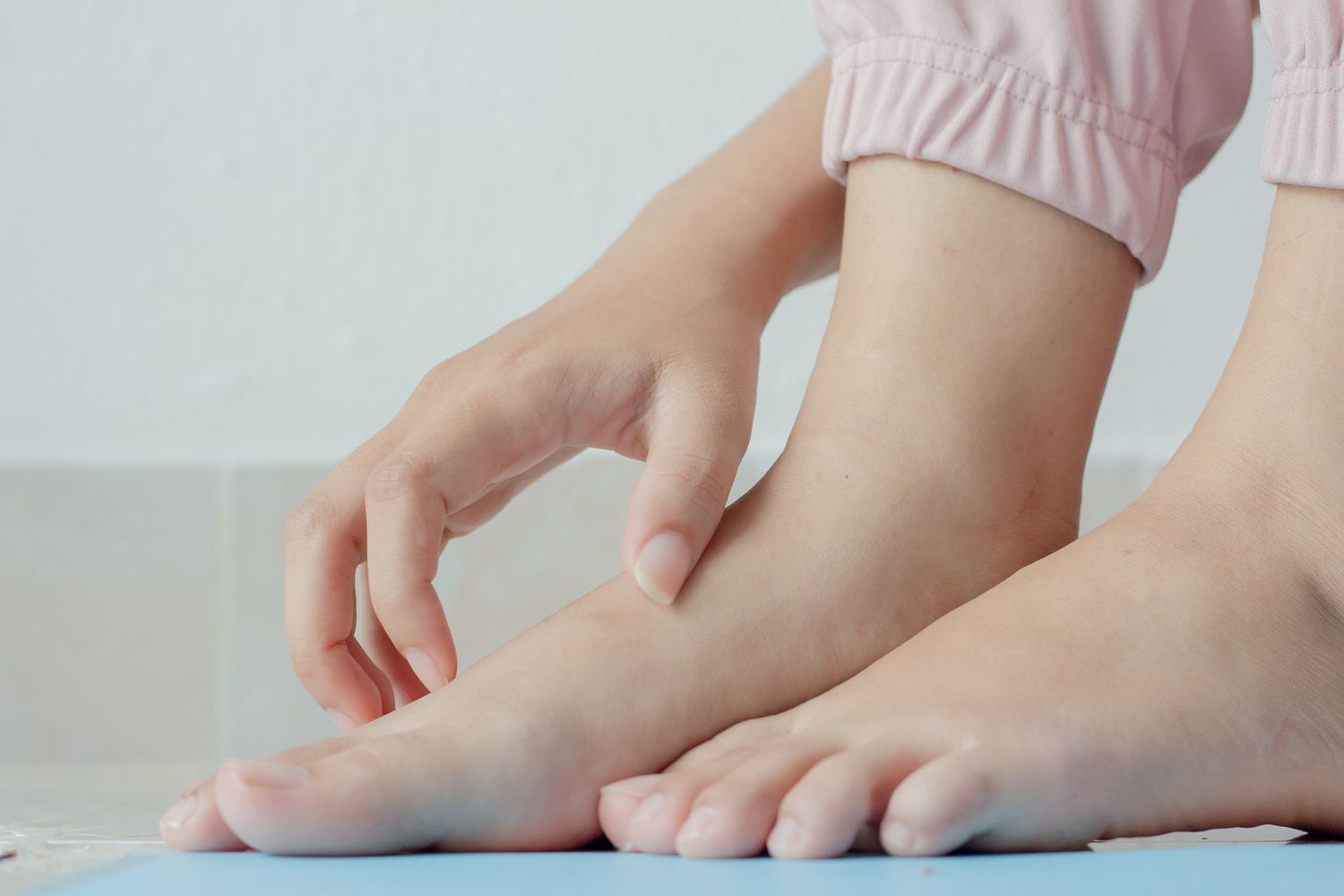 Démangeaisons des pieds pendant la grossesse : causes et traitement